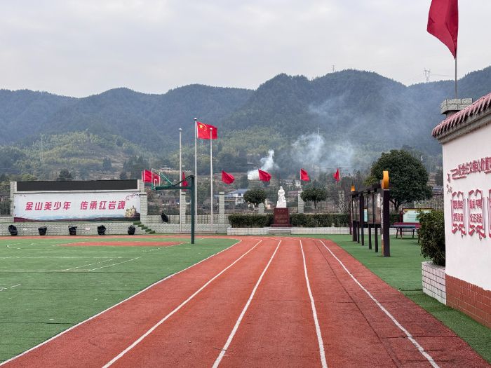 ��ɫУ԰���ͯ�����졪�����ϴ�ѧѧ���߽��ϴ����ɽСѧ