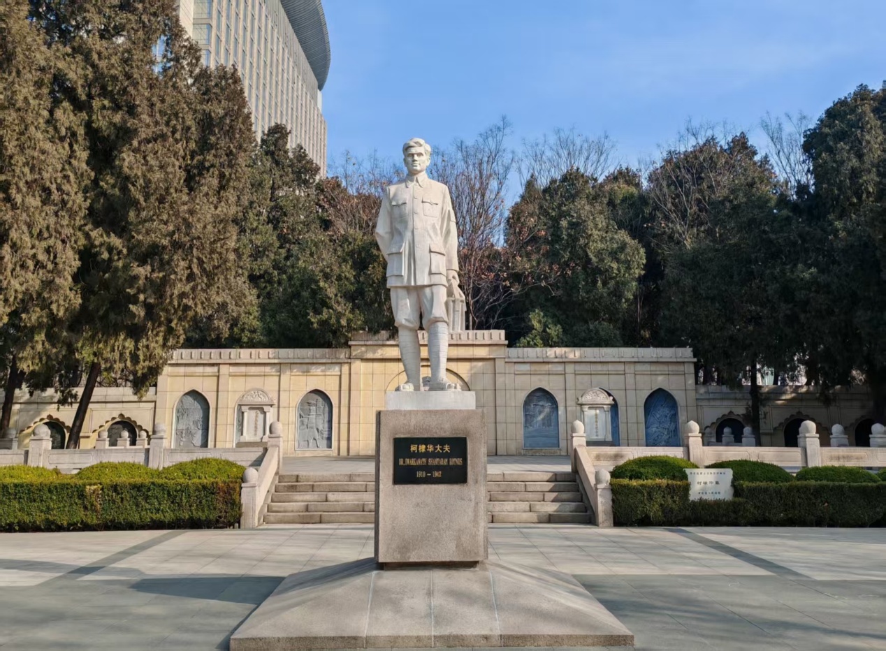 ��̫�е���ɽ ����ѧ����ʵ���������غ�ɫѪ��