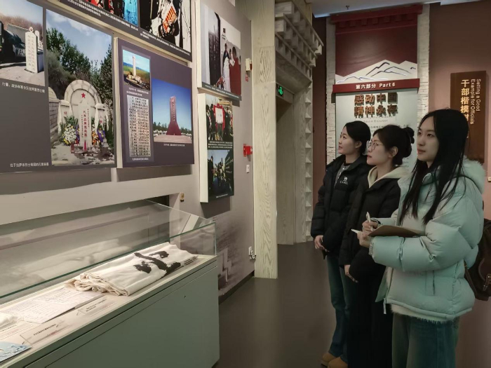 �ĳǴ�ѧ����˼����ѧԺ��չ������Ӣģ���� ���к�ɫ����ʵ���