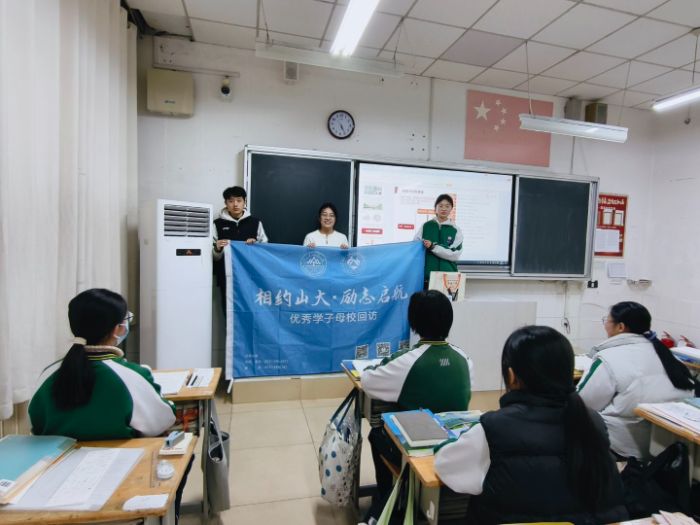 н����ӻط�����ĸУ ��������ѧ�ӱ�������