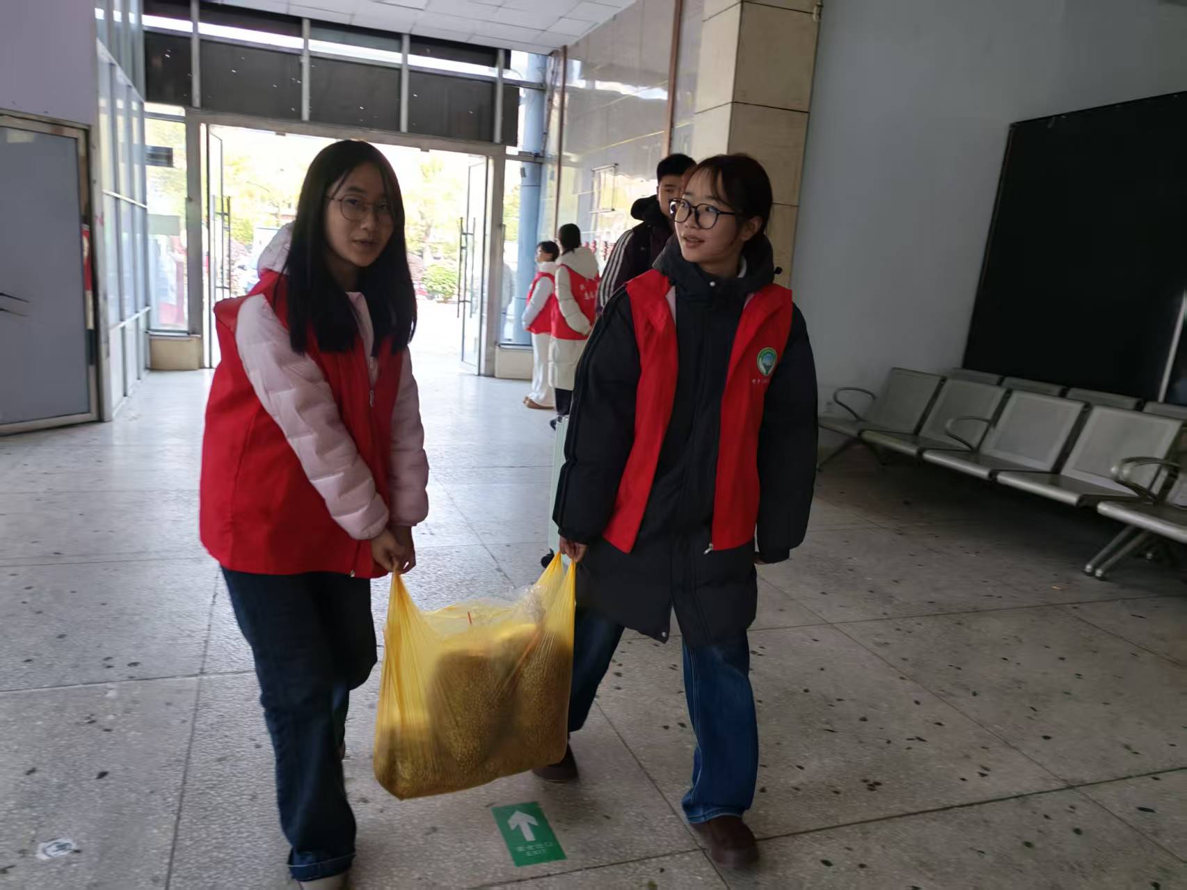 ����·�ϣ���������һĨ֧Ԯ��