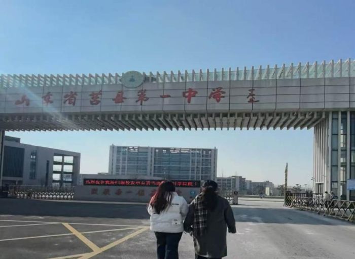 ��������У԰����������֪���������������Ƽ���ѧ��ɫ�����������߽����ص�һ��ѧ