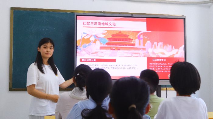 �����ɫ���ɣ��޶��ഺ�ĵ㡪�����տ��������ʵ���ź�ɫ���ý�У԰