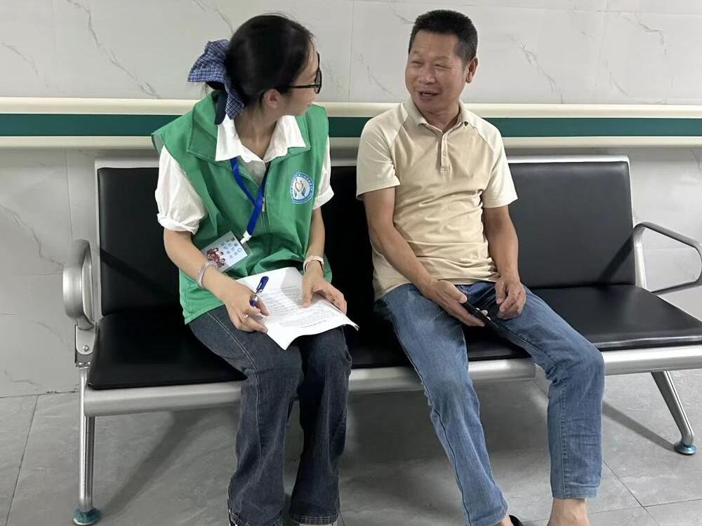 图为志愿者了解老人数字化困境。刘文莉供图