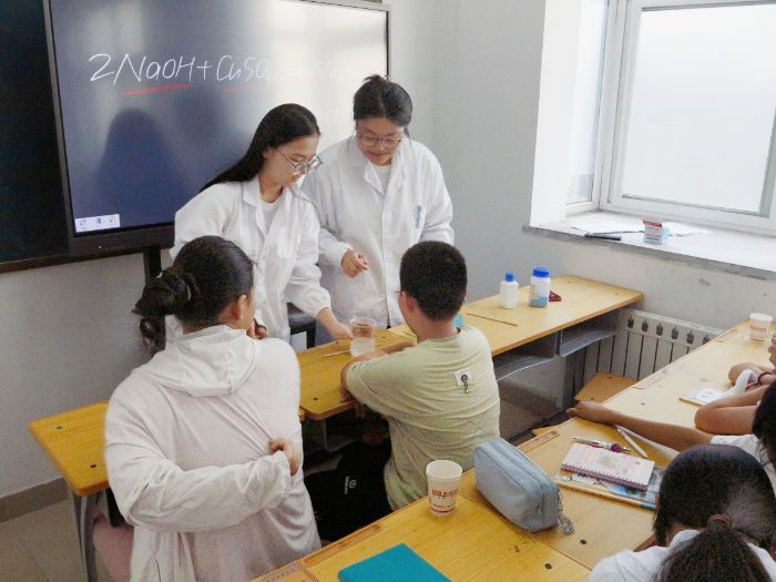 ��ѧʵ��ȼ�ǻ𣬺�ɫ֧����ͯ��