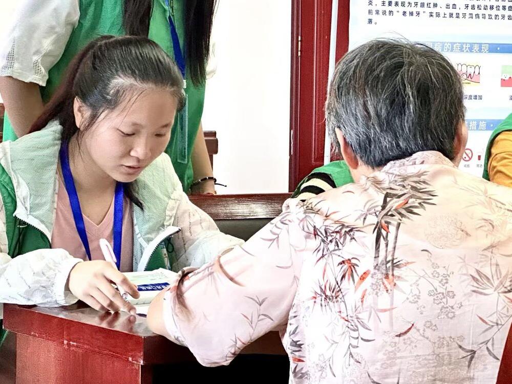 图为志愿者开展一对一帮扶。吴宇涵供图