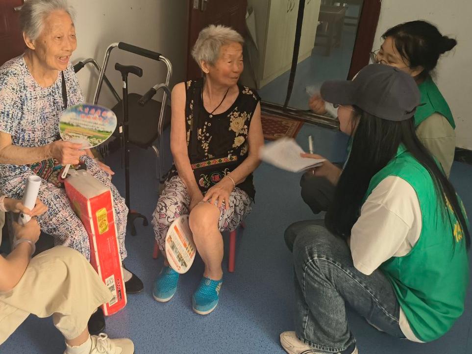 图为成员们倾听老人们数字化难题。乔晓阳供图