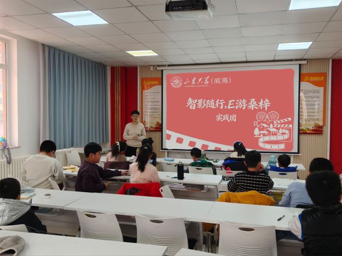 ���ι��Ӱ�����ˡ���ɽ����ѧ����Ӱ���У�E��ɣ����ʵ���ź��ٵ���˳������