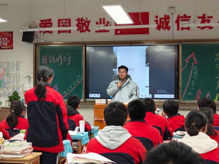 ���������ѧԺ��ʵ�����������Բ�Ρ�ʵ���Ÿ�������ʵ����ѧ��չĸУ�л