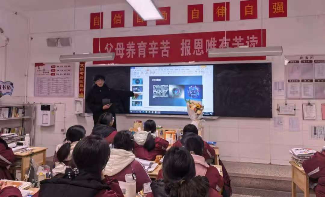 ��ǨѧԺ����˼����ѧԺ��չ������ѧ�ӳ�н����ůɣ�����³̡����١������硱���ʵ���