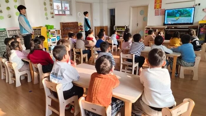 �ĳǴ�ѧ��ѧ����ѧԺө��־Ը������ĳ��ж������������׶�԰��չ������ͯ�ġ�־Ըͬ�С�������ѧ����ʵ����Ŀ