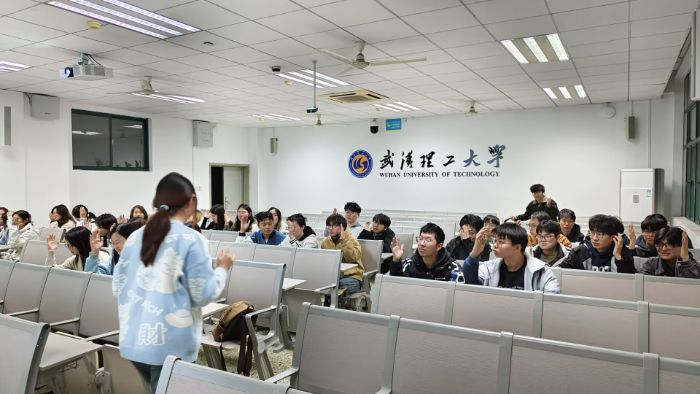 �人������ѧ��ȫ2302��֧���þ�ͷ���С���ȫ��С�¡�