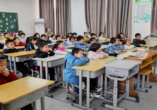 ���մ�ѧ:ͯ�Ĵ����Σ��ഺ���·硪�����մ�ѧ�ƾ�ѧԺ������ͯ�ġ��ж���