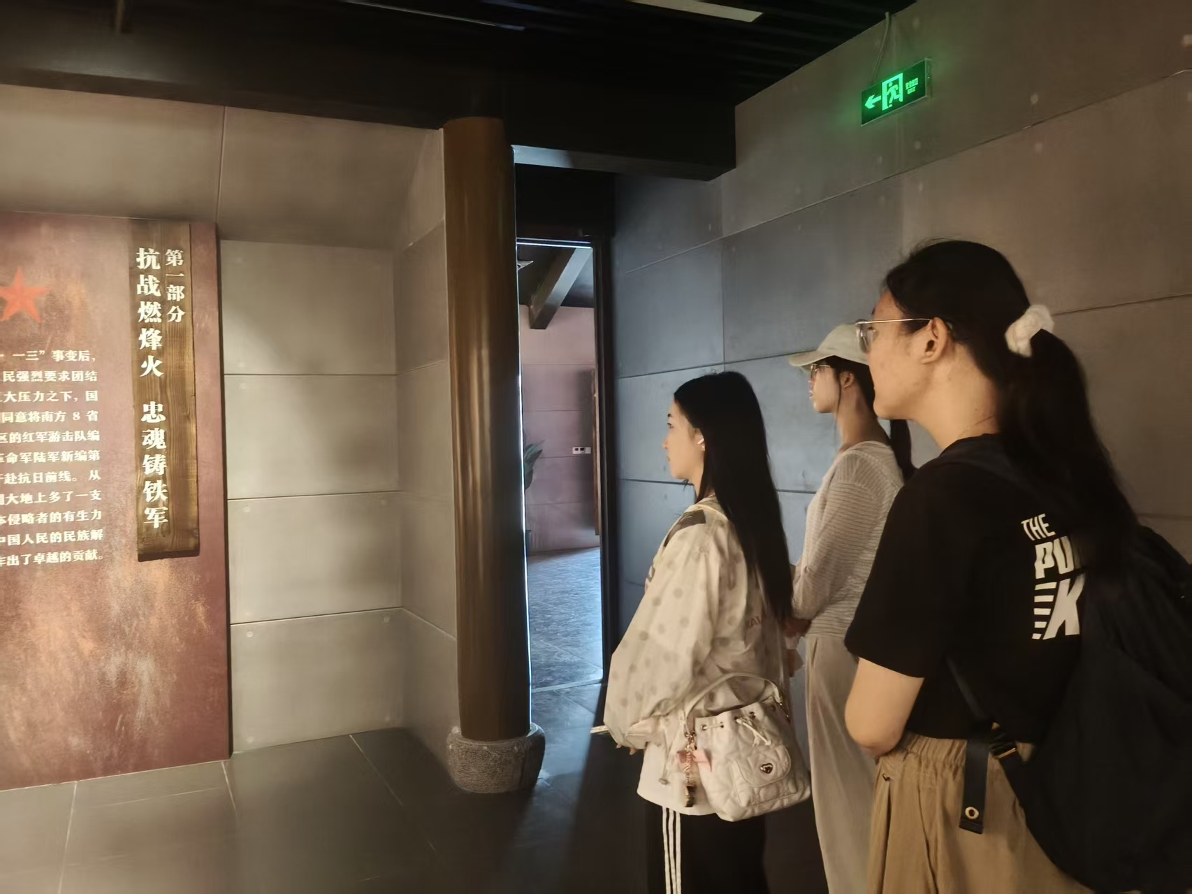 图为实践团成员驻足凝视主题展区。周乐扬供图。