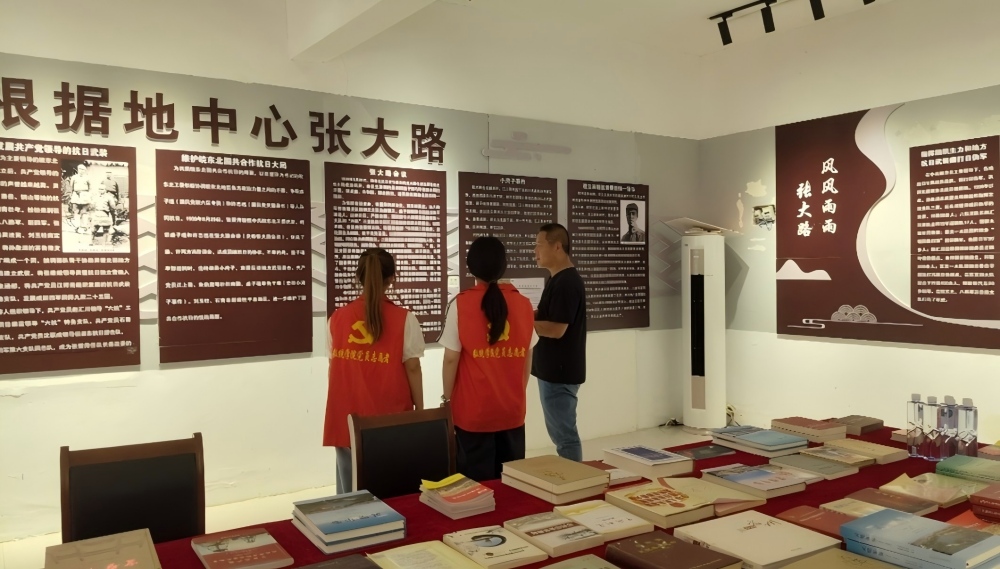 队员参观大路镇皖东北抗日根据地