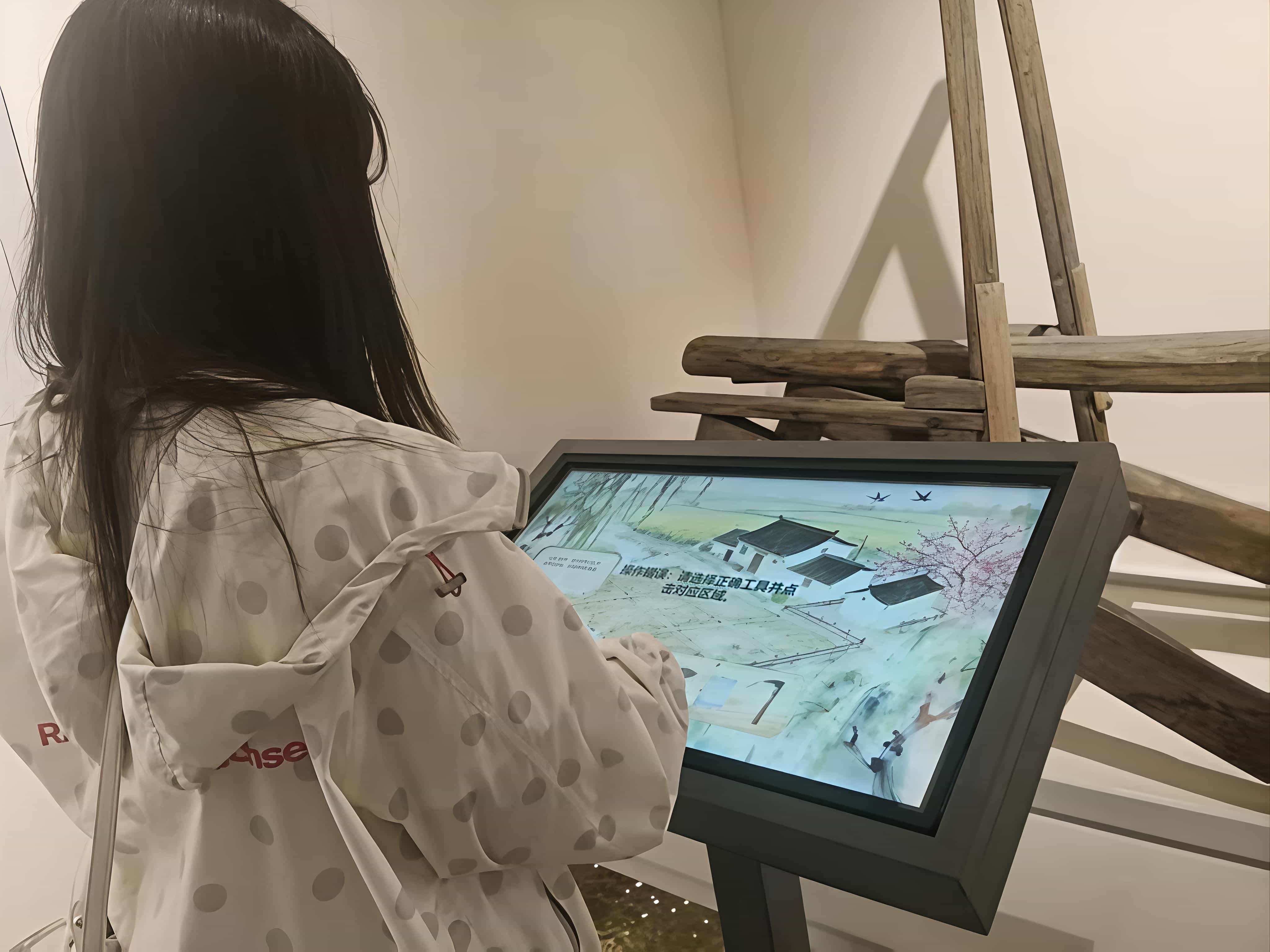 图为实践队员体验展馆数字交互设备。周乐扬供图。