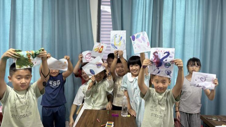 孩子们展示自己的手工成果