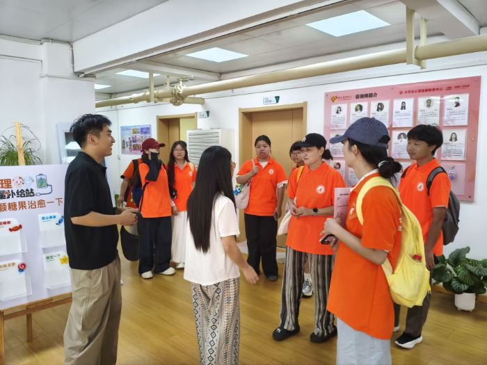 湖北美术学院一站式学生社区服务中心老师带领湖北经济学院法商学院RA004小分队参观