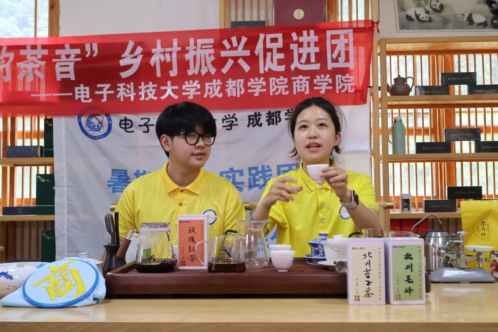 图为团队成员开展茶园助农直播。吴勉 供图