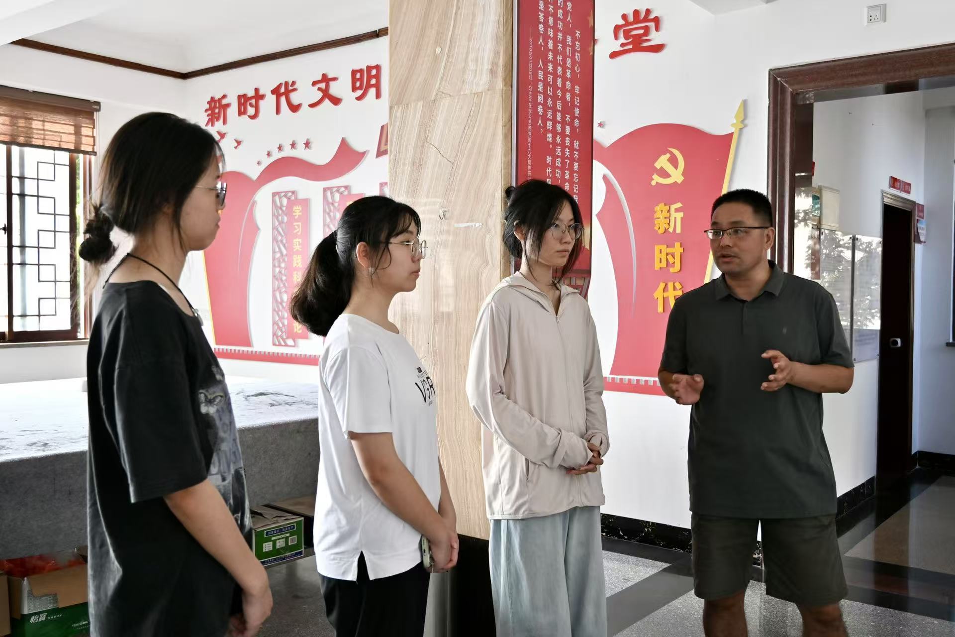指导老师为团队成员开展主题微党课