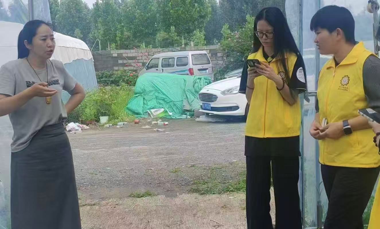 团队聆听果园负责人介绍产业现状 燕理微光益行团摄