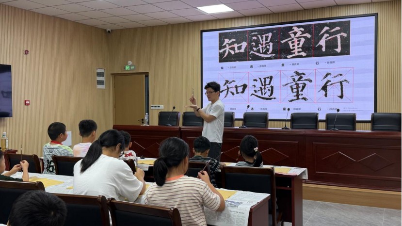 合肥幼儿师范高等专科学校萤火之家·知遇童行实践团开展社区书法美育课堂,带领孩子们学习传统书法文化