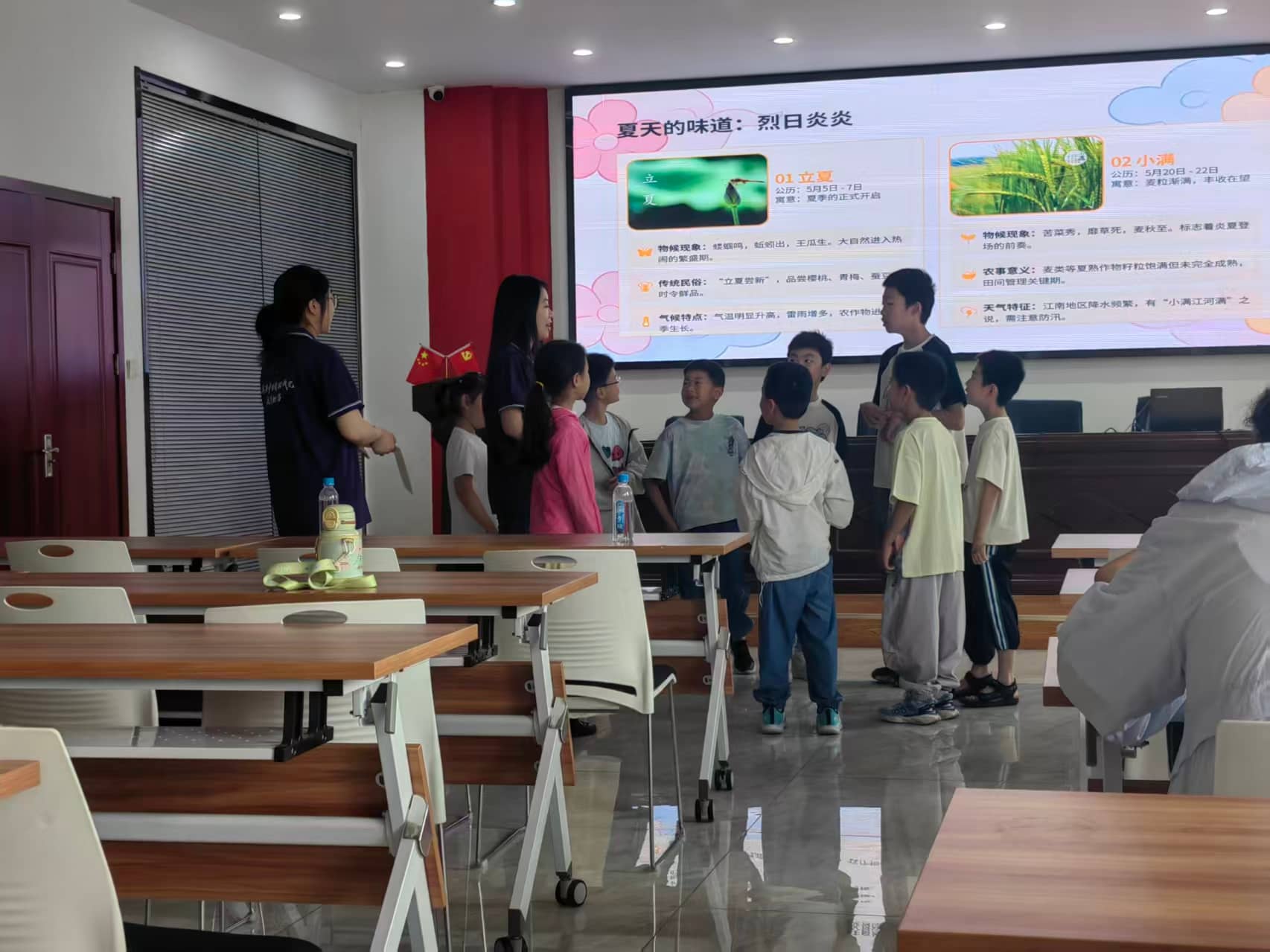 张心悦老师在带领小朋友们玩“节气萝卜蹲”