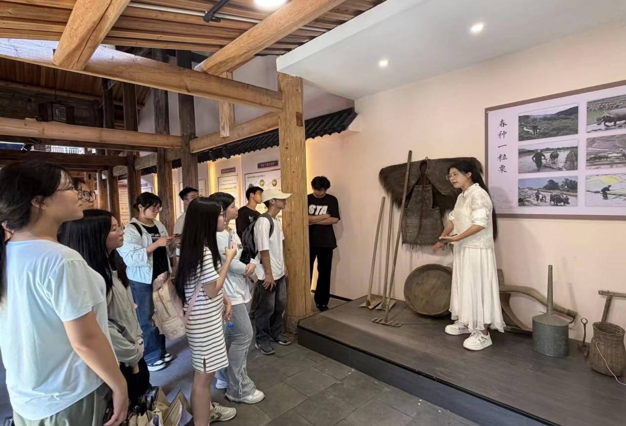 邱桂敏为实践队队员讲解粮安馆相关展品