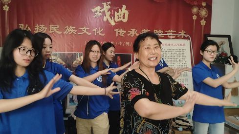非遗传承人袁现英指导队员学习唱腔与身段