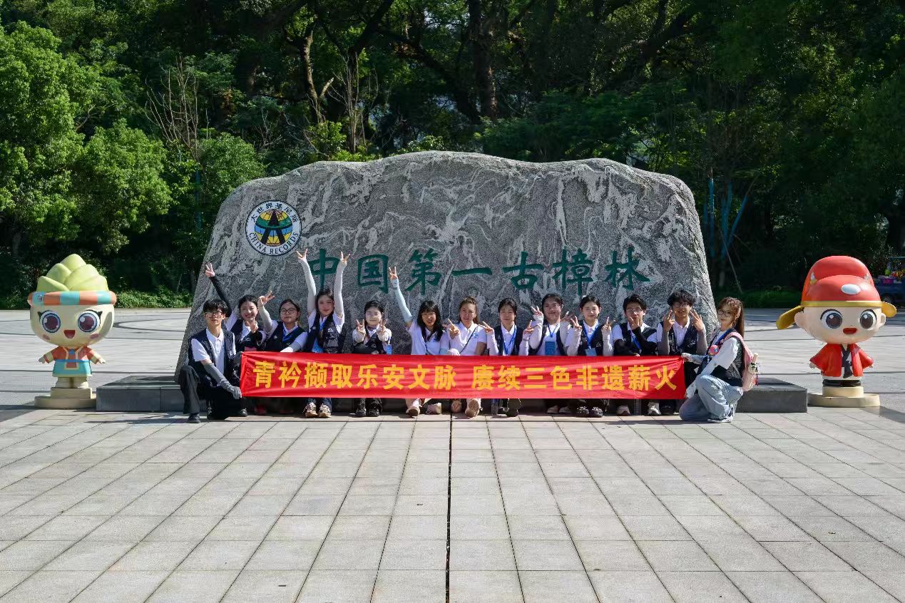 ���ڡ������硱�ߡ���˼����ʵ���ж�ح�ഺ�����۲����ʵ���ţ�һĨ������ǧ��
