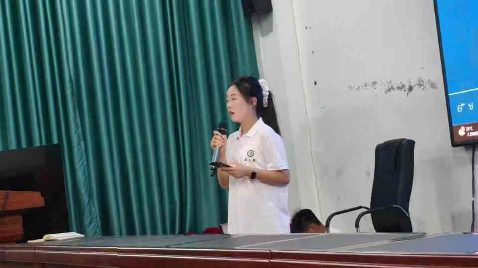 图为队长潘志娴献歌