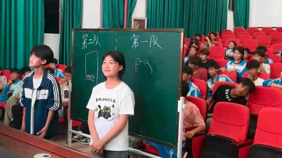图为东关中学同学们进行你画我猜游戏