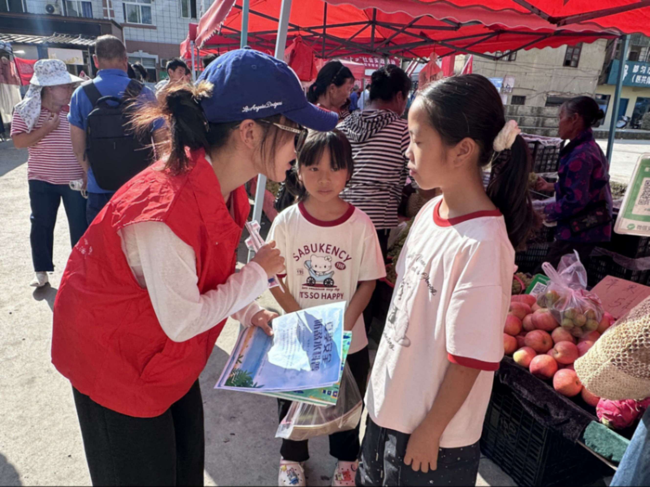 图为志愿者开展防溺水科普宣传