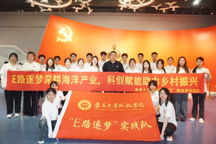 (实践队成员在谷文昌纪念馆合照)
