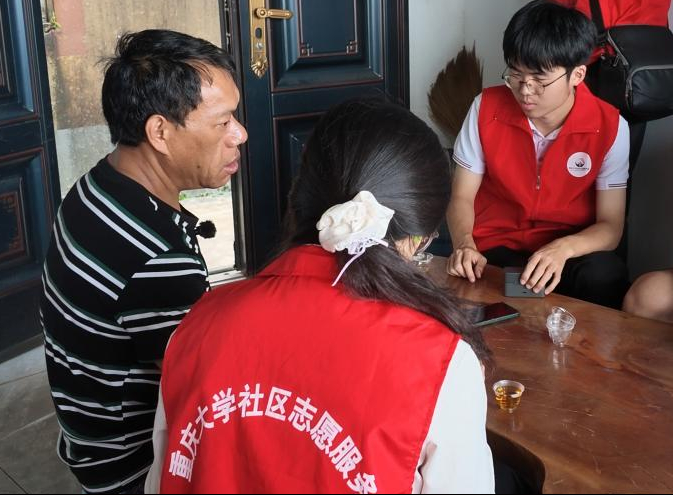 图为实践团成员采访茶厂朱老板。赵宇浩源供图