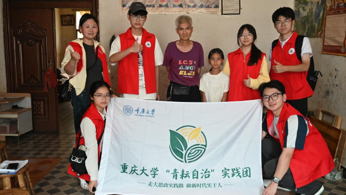 图为慰问采访当地农户