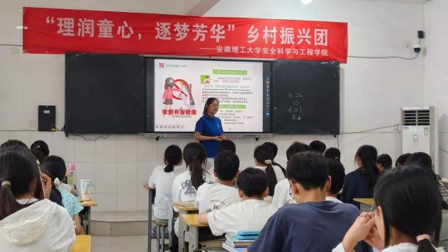 (志愿者讲解吸烟有害健康)