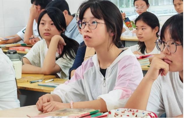(同学正在认真思考)