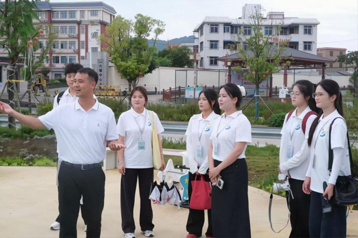 图2 政府人员讲解公园便民惠民举措