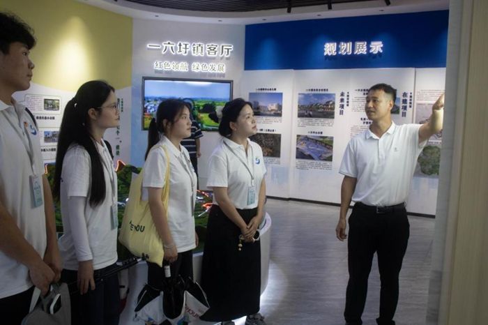 图3 聆听政府人员讲解乡镇建设成果