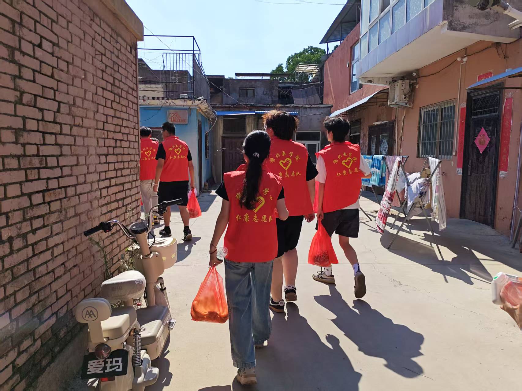 豫北医学院仁康志愿队志愿者携带慰问物资前往红旗区阳光养老院 夏思禹 摄