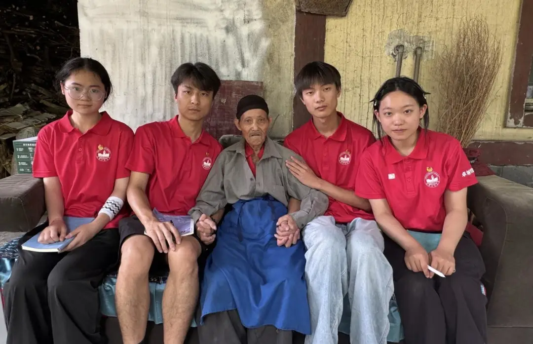 �ɶ�����ѧԺ�����ۡ��ӿ�չ��׷�ݺ�ɫ��ʷ�����зܶ����񡱺�ɫר���߷û
