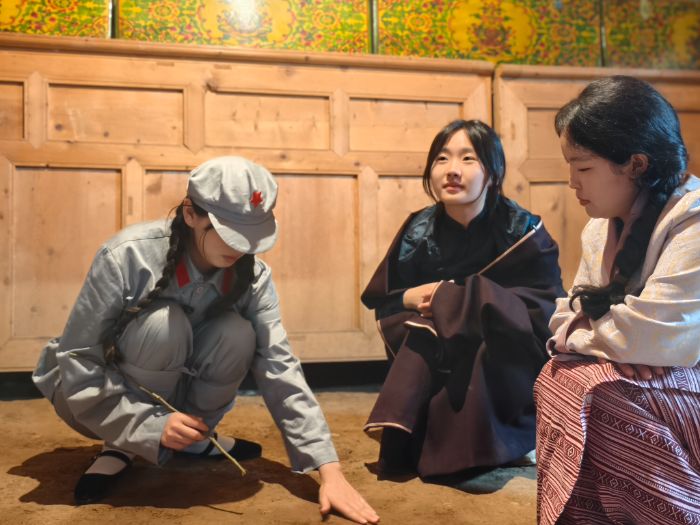 团队在当地村民民居屋内开展短片拍摄工作纪实