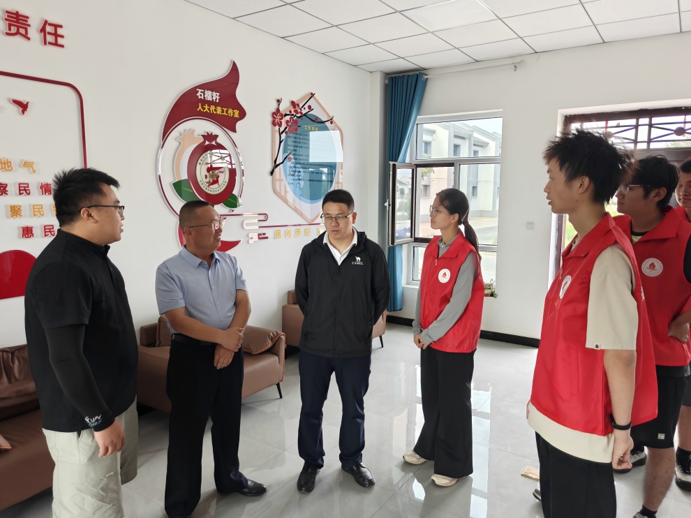 实践团聆听村主任讲解三台村发展现状