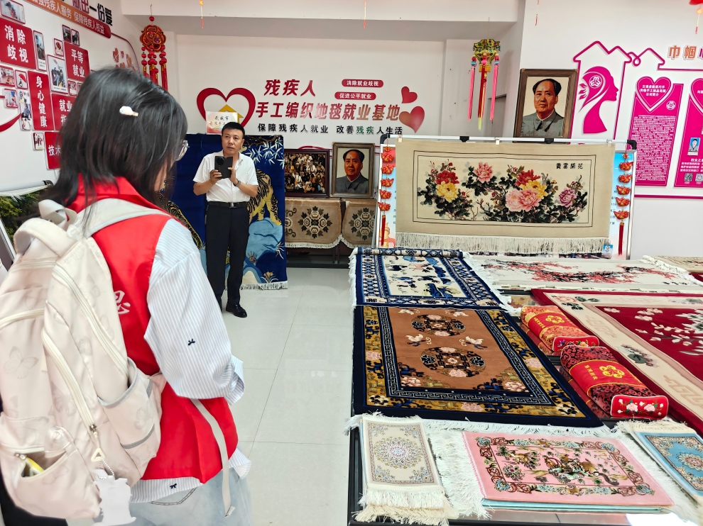 实践团参观手工地毯成品