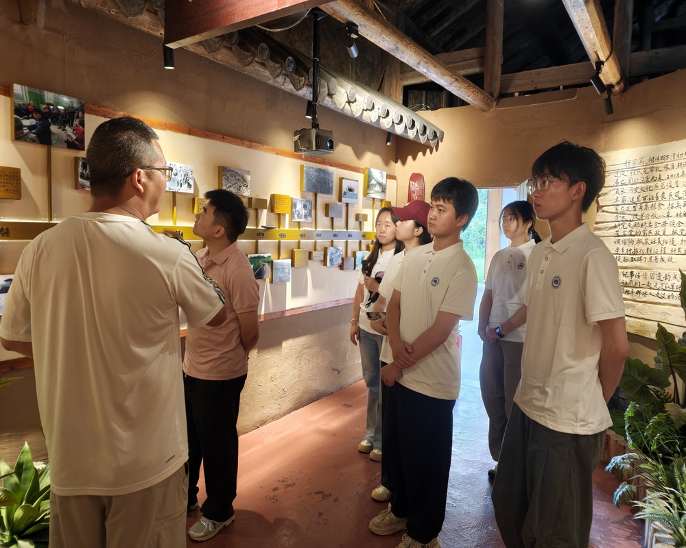 村干部为实践队讲解红军村历史文化(鲁怡君 供图)