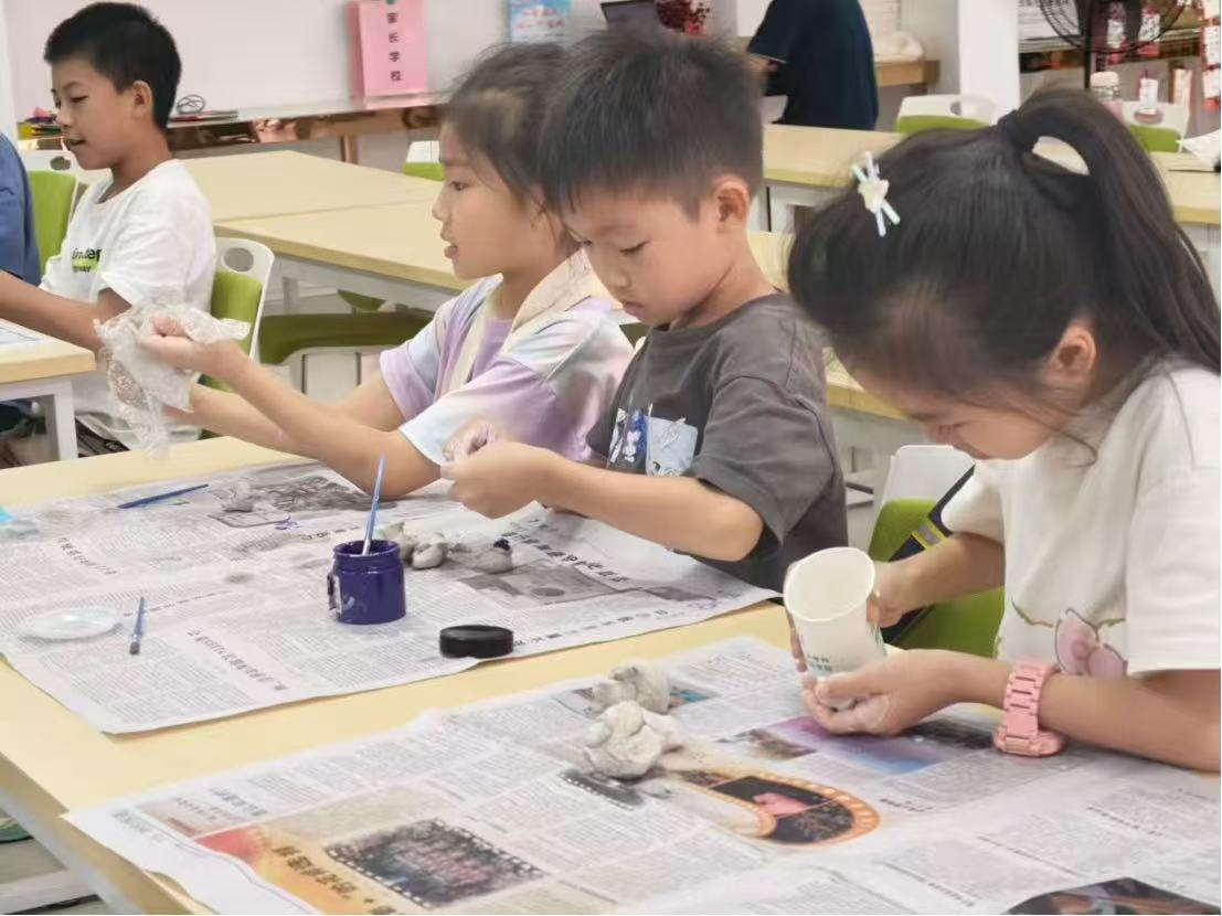 学生动手揉搓黏土,制作专属柴烧
