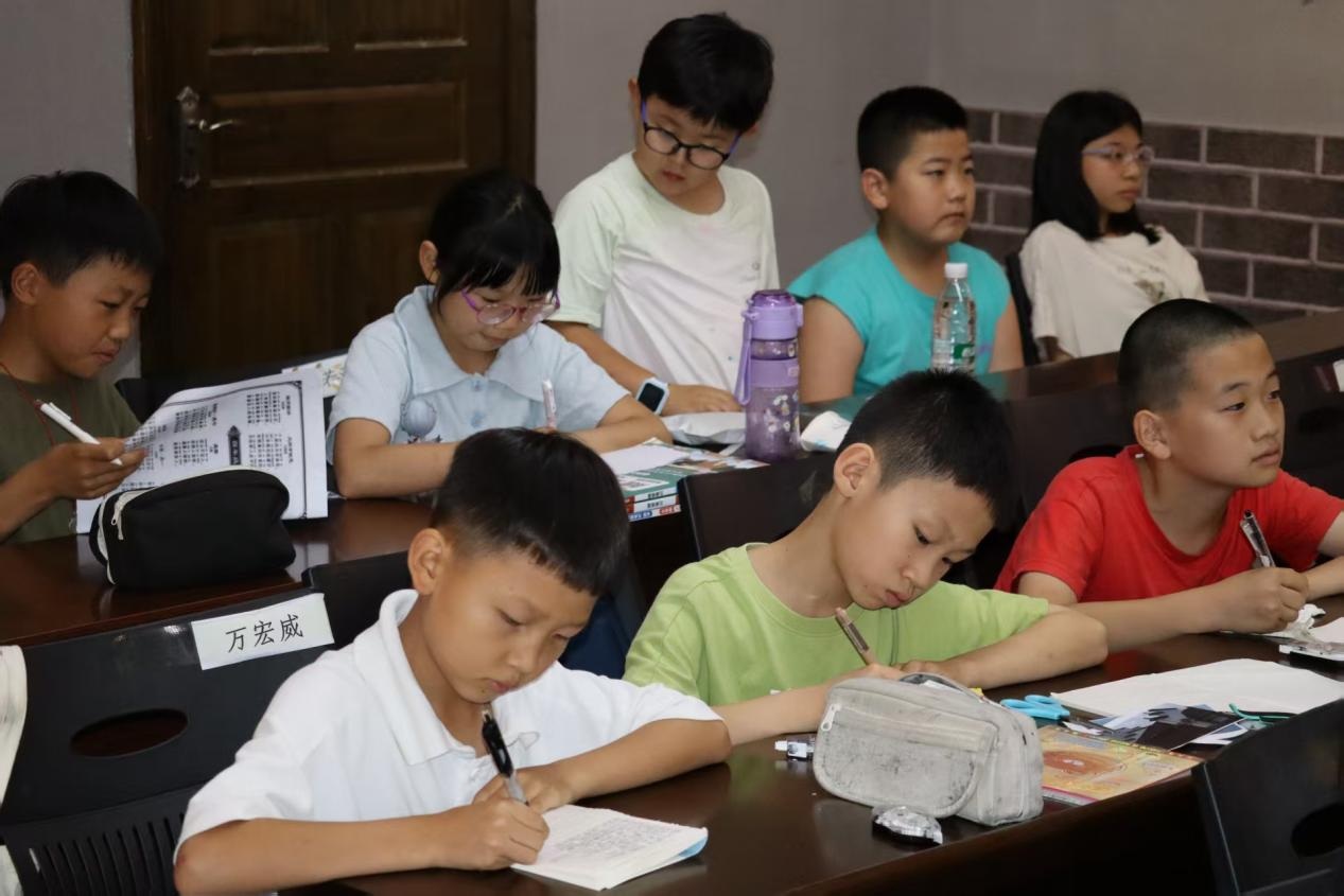 图为孩子们认真书写《横空出世》观影笔记。