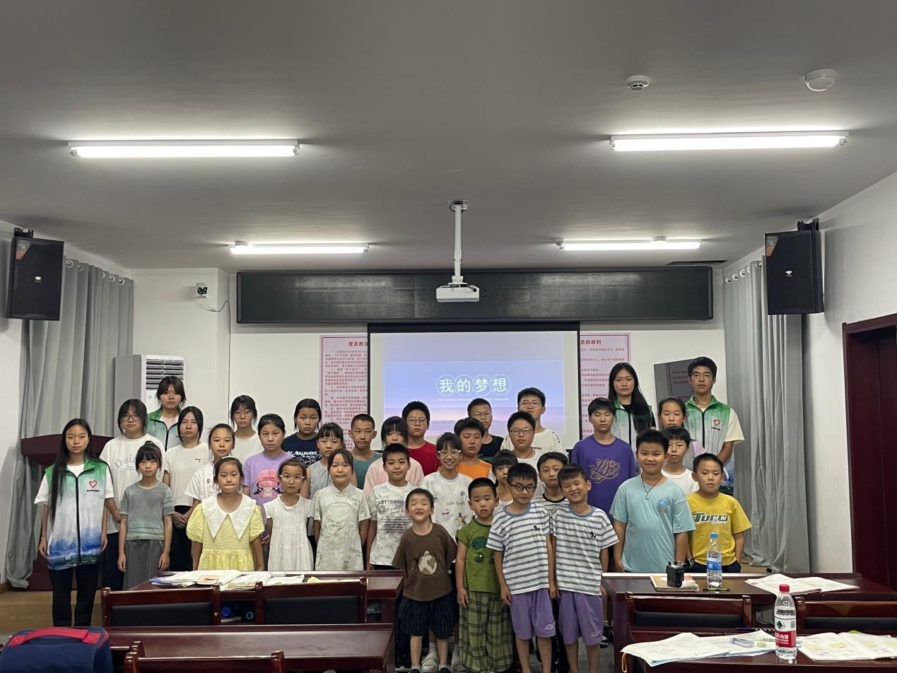 图为圆梦志愿支教队与屏山村参与 “我的梦想” 德育课堂的乡村少年合影留念。