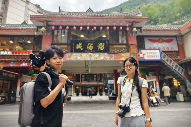 短片两位主演在康定溜溜城门口取景拍摄剧照